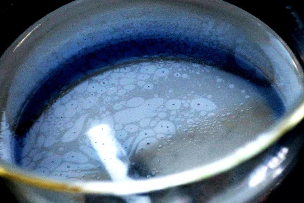 ③酸素徐放剤1.5g/L系列③：水面全体を油が覆っていた。