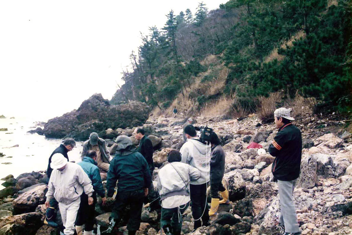 海岸で油汚染の調査にあたる関係者